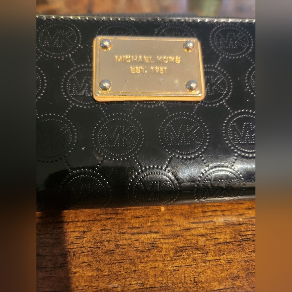 Michael Kors patent leather Wristlet - Picture 2 of 4